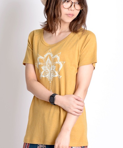 MARAI(マーライ)の「ロータスロゴ くすみカラー 半袖Tシャツ クルーネック プリント(Tシャツ/カットソー・レディース・カーキ系/ブルー/マスタード/ブラック/ピンク/レッド・FREE)」の4枚目の写真