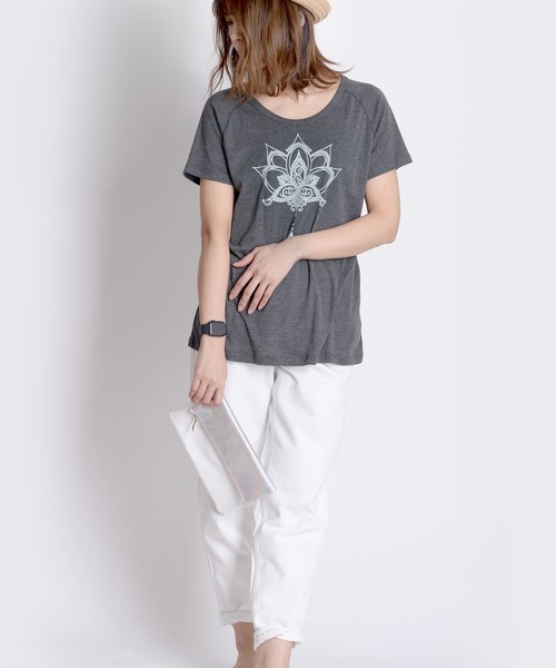 MARAI(マーライ)の「ロータスロゴ くすみカラー 半袖Tシャツ クルーネック プリント(Tシャツ/カットソー・レディース・カーキ系/ブルー/マスタード/ブラック/ピンク/レッド・FREE)」の7枚目の写真