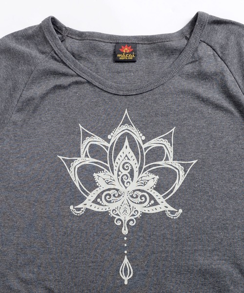MARAI(マーライ)の「ロータスロゴ くすみカラー 半袖Tシャツ クルーネック プリント(Tシャツ/カットソー・レディース・カーキ系/ブルー/マスタード/ブラック/ピンク/レッド・FREE)」の9枚目の写真