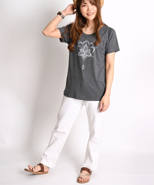 MARAI(マーライ)の「ロータスロゴ くすみカラー 半袖Tシャツ クルーネック プリント(Tシャツ/カットソー・レディース・カーキ系/ブルー/マスタード/ブラック/ピンク/レッド・FREE)」の8枚目の写真