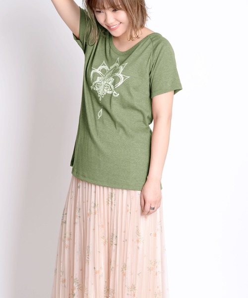 MARAI(マーライ)の「ロータスロゴ くすみカラー 半袖Tシャツ クルーネック プリント(Tシャツ/カットソー・レディース・カーキ系/ブルー/マスタード/ブラック/ピンク/レッド・FREE)」の10枚目の写真