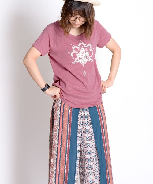 MARAI(マーライ)の「ロータスロゴ くすみカラー 半袖Tシャツ クルーネック プリント(Tシャツ/カットソー・レディース・カーキ系/ブルー/マスタード/ブラック/ピンク/レッド・FREE)」の19枚目の写真