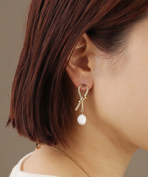 moichou（モイシュ）の「[moichou]淡水パールアシンメトリーピアス（ピアス（両耳用）・レディース・ゴールド・ONE SIZE）」の2枚目の写真