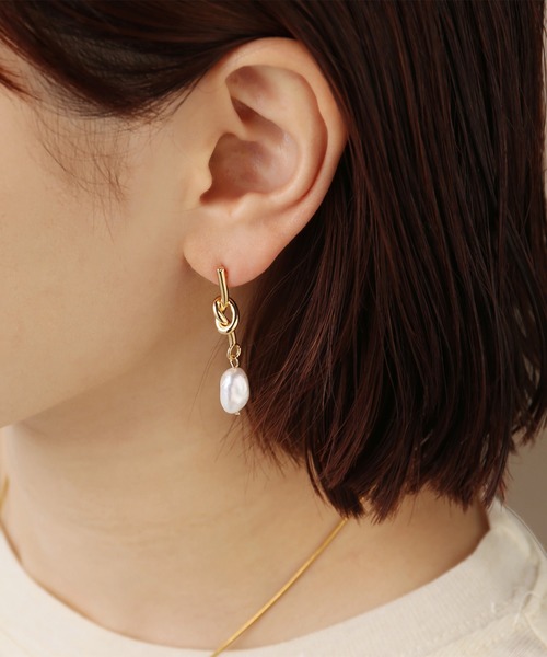 moichou（モイシュ）の「[moichou]淡水パールアシンメトリーピアス（ピアス（両耳用）・レディース・ゴールド・ONE SIZE）」の3枚目の写真