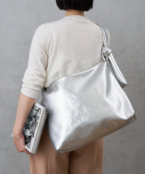 Actually(アクチュアリー)の「ブライトフェイクレザーショルダーバッグ(トートバッグ・レディース・ブラック/グレイッシュベージュ/シルバー・0)」の3枚目の写真