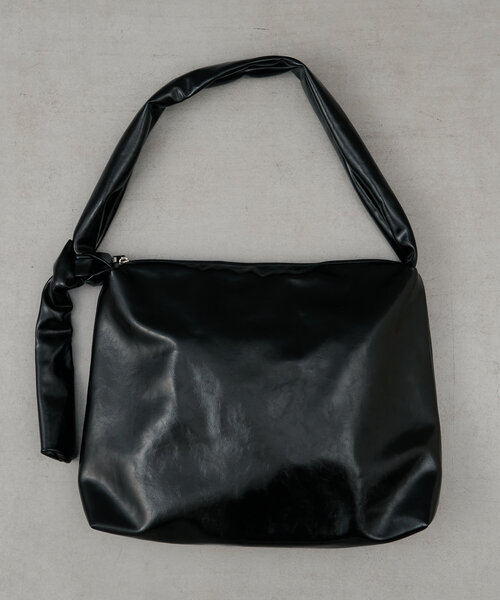 Actually(アクチュアリー)の「ブライトフェイクレザーショルダーバッグ(トートバッグ・レディース・ブラック/グレイッシュベージュ/シルバー・0)」の4枚目の写真