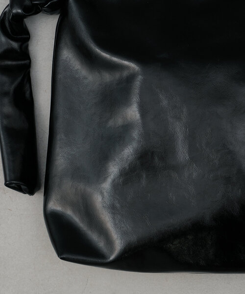 Actually(アクチュアリー)の「ブライトフェイクレザーショルダーバッグ(トートバッグ・レディース・ブラック/グレイッシュベージュ/シルバー・0)」の5枚目の写真