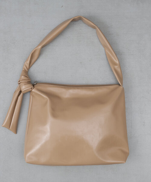 Actually(アクチュアリー)の「ブライトフェイクレザーショルダーバッグ(トートバッグ・レディース・ブラック/グレイッシュベージュ/シルバー・0)」の6枚目の写真