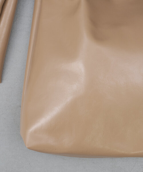 Actually(アクチュアリー)の「ブライトフェイクレザーショルダーバッグ(トートバッグ・レディース・ブラック/グレイッシュベージュ/シルバー・0)」の7枚目の写真