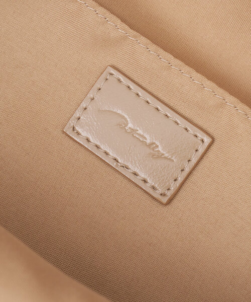 Actually(アクチュアリー)の「ブライトフェイクレザーショルダーバッグ(トートバッグ・レディース・ブラック/グレイッシュベージュ/シルバー・0)」の9枚目の写真