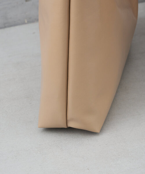 Actually(アクチュアリー)の「ブライトフェイクレザーショルダーバッグ(トートバッグ・レディース・ブラック/グレイッシュベージュ/シルバー・0)」の10枚目の写真