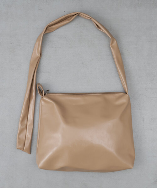 Actually(アクチュアリー)の「ブライトフェイクレザーショルダーバッグ(トートバッグ・レディース・ブラック/グレイッシュベージュ/シルバー・0)」の11枚目の写真