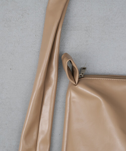 Actually(アクチュアリー)の「ブライトフェイクレザーショルダーバッグ(トートバッグ・レディース・ブラック/グレイッシュベージュ/シルバー・0)」の12枚目の写真