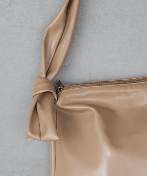 Actually(アクチュアリー)の「ブライトフェイクレザーショルダーバッグ(トートバッグ・レディース・ブラック/グレイッシュベージュ/シルバー・0)」の13枚目の写真