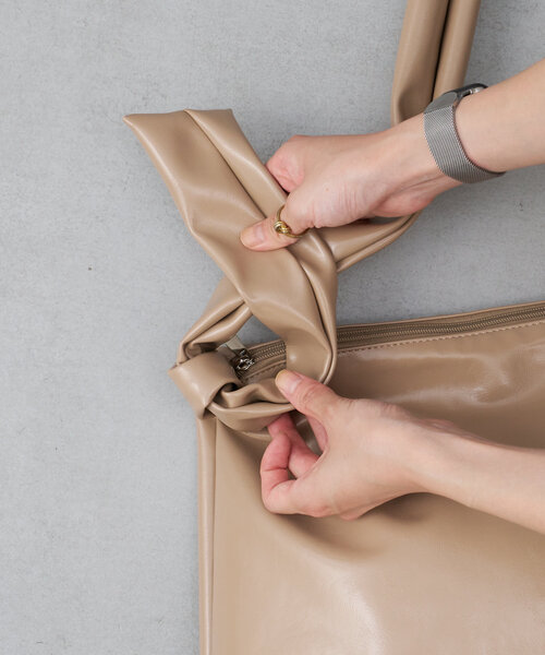 Actually(アクチュアリー)の「ブライトフェイクレザーショルダーバッグ(トートバッグ・レディース・ブラック/グレイッシュベージュ/シルバー・0)」の14枚目の写真