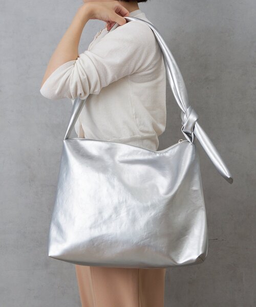 Actually(アクチュアリー)の「ブライトフェイクレザーショルダーバッグ(トートバッグ・レディース・ブラック/グレイッシュベージュ/シルバー・0)」の17枚目の写真