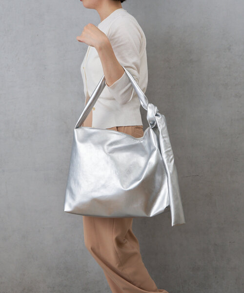 Actually(アクチュアリー)の「ブライトフェイクレザーショルダーバッグ(トートバッグ・レディース・ブラック/グレイッシュベージュ/シルバー・0)」の18枚目の写真