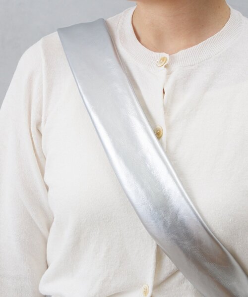 Actually(アクチュアリー)の「ブライトフェイクレザーショルダーバッグ(トートバッグ・レディース・ブラック/グレイッシュベージュ/シルバー・0)」の19枚目の写真