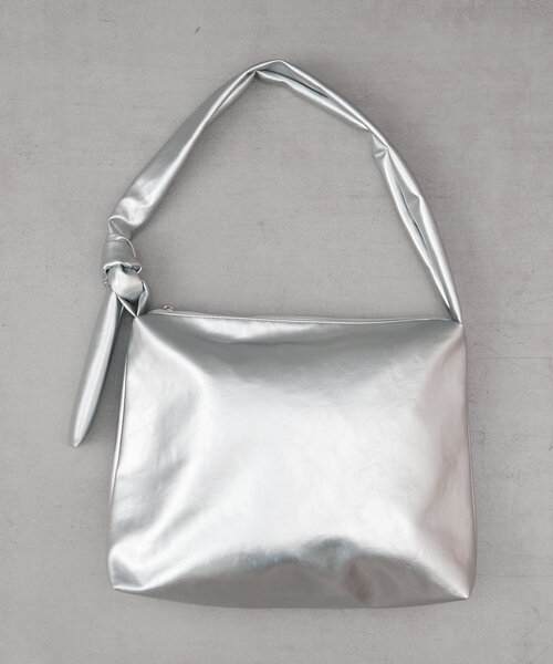 Actually(アクチュアリー)の「ブライトフェイクレザーショルダーバッグ(トートバッグ・レディース・ブラック/グレイッシュベージュ/シルバー・0)」の20枚目の写真