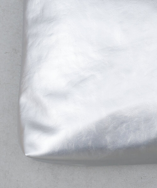 Actually(アクチュアリー)の「ブライトフェイクレザーショルダーバッグ(トートバッグ・レディース・ブラック/グレイッシュベージュ/シルバー・0)」の21枚目の写真