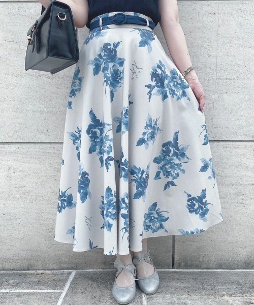 an another angelus（アンアナザーアンジェラス）の「ベルト付きアートローズ柄フレアースカート/ananotherangelus（スカート・レディース・ボルドー/ブルー・FREE）」の4枚目の写真