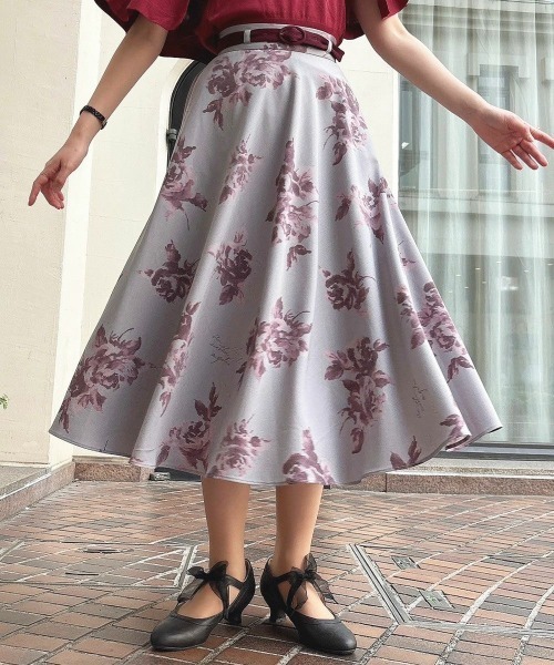 an another angelus（アンアナザーアンジェラス）の「ベルト付きアートローズ柄フレアースカート/ananotherangelus（スカート・レディース・ボルドー/ブルー・FREE）」の6枚目の写真