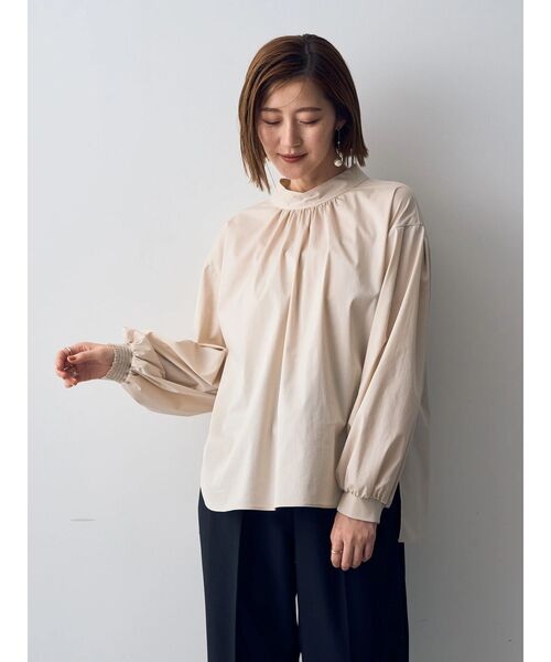 YECCA VECCA(イェッカヴェッカ)の「スタンドカラーギャザーブラウス(シャツ/ブラウス・レディース・オフホワイト/ブラック/ライトベージュ・FREE)」の3枚目の写真