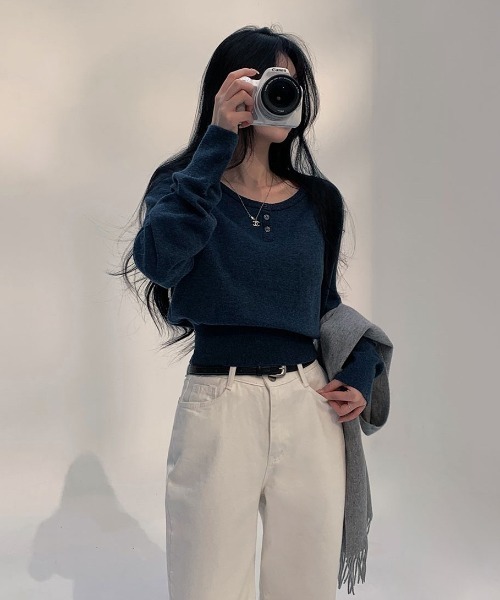 BEIDELLI（ベイデリー）の「[BELLIDE MADE] ソフトヘンリーネックボタンニット（ニット/セーター・レディース・ブラック/ネイビー/ベージュ/グレー・FREE）」の5枚目の写真