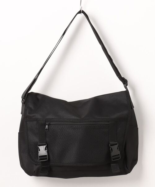 SPINNS(スピンズ)の「【A4収納可能】バックルメッセンジャーバッグ(メッセンジャーバッグ・メンズ・ブラック・ONESIZE)」の1枚目の写真