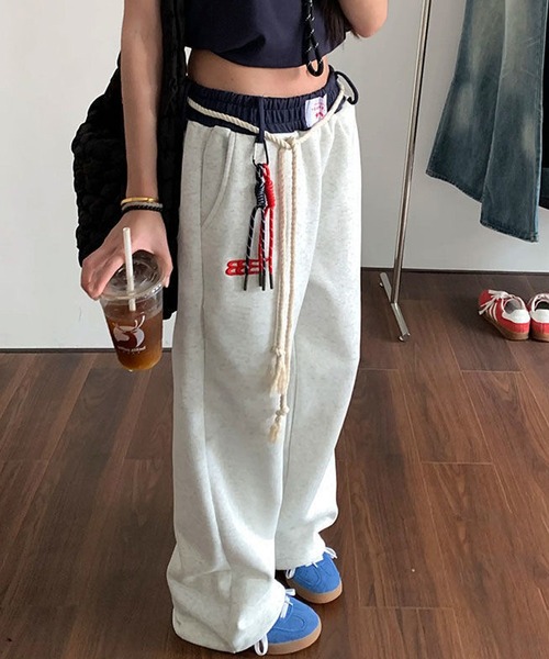 MEMECLE（メメクル）の「【 MEMECLE / メメクル 】レイヤードスウェットパンツ ルーズシルエット  カラビナ+ストラップ付き（スウェットパンツ・レディース・ブラック/オートミール/ネイビー・S/M/L）」の4枚目の写真