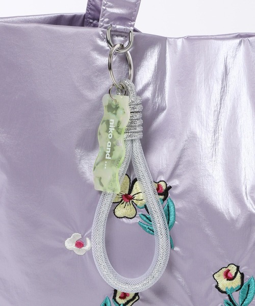 niko and...（ニコアンド）の「オリジナルチャーム付き刺繍トートバッグ（トートバッグ・レディース・パープル/ブラック/グレー・0）」の13枚目の写真