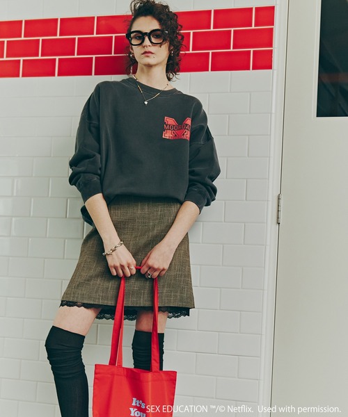 トレーナー スウェット Netflix Series ‘SEX EDUCATION’ × ROSE BUD/PHOTO PRINT PULLOVER Netflix Series 'SEX EDUCATION' × ROSE BUD/MOORDALE PRINT