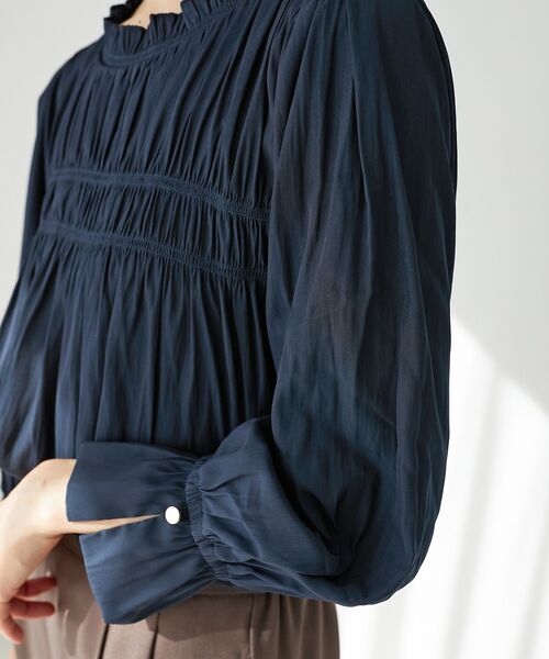 le.coeur blanc(ルクールブラン)の「パウダーサテンフロントシャーリングブラウス(シャツ/ブラウス・レディース・ネイビー/サックスブルー/アイボリー・38)」の7枚目の写真