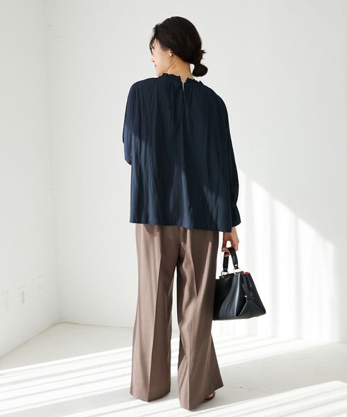 le.coeur blanc(ルクールブラン)の「パウダーサテンフロントシャーリングブラウス(シャツ/ブラウス・レディース・ネイビー/サックスブルー/アイボリー・38)」の16枚目の写真