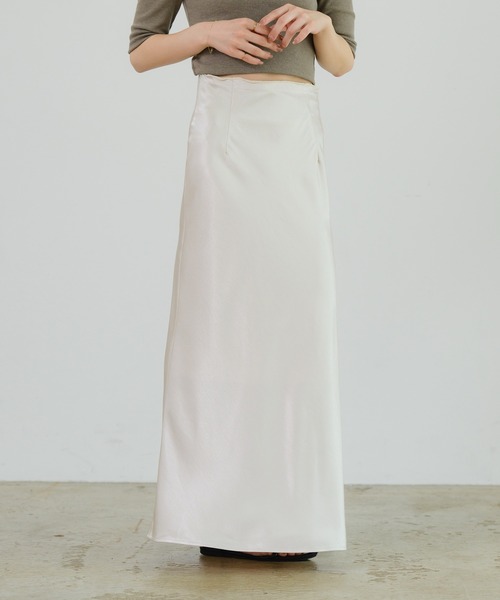 INTER FACTORY(インターファクトリー)の「omayu - サテンナロースカート made in INTER FACTORY(スカート・レディース・アイボリー/ブラック・SMALL/MEDIUM)」の6枚目の写真