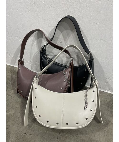 EMODA（エモダ）の「スタッズショルダーチャームバッグ（ハンドバッグ・レディース・ブラック/ホワイト/ブラウン・FREE）」の5枚目の写真