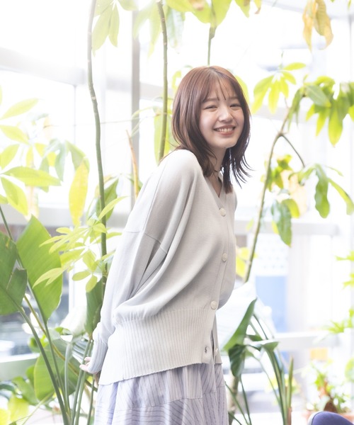 meeny miny（ミーニーマイニー）の「【meeny miny】【接触冷感／アンチピリング】ヨガインストラクター監修　美優Vカーディガン（カーディガン/ボレロ・レディース・ライトベージュ/ライトピンク/ライトグレー/ホワイト・MEDIUM/LARGE）」の2枚目の写真