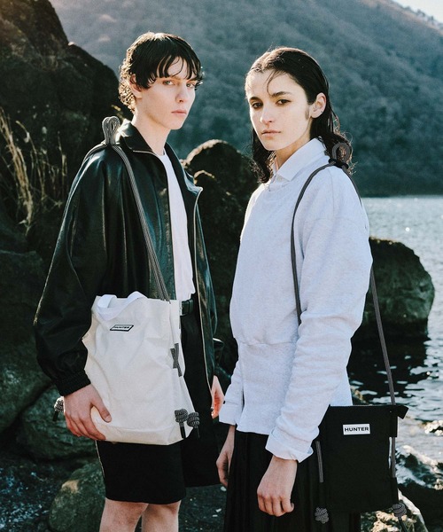 HUNTER（ハンター）の「【HUNTER for ADAM ET ROPE'】別注トラベルフォンポーチ（ボディバッグ/ウエストポーチ・レディース・ブラック/ホワイト・FREE）」の16枚目の写真