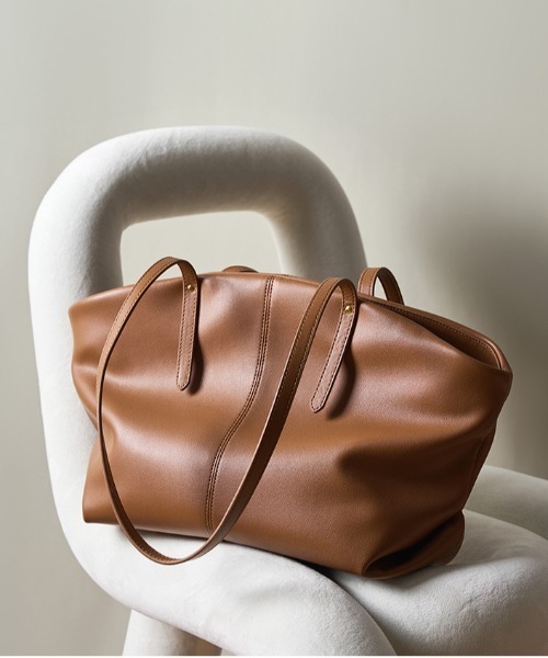 NiiNa（ニーナ）の「【 NiiNa / ニーナ 】高品質牛革 大容量 クラシック ラウンド トートバッグ（トートバッグ・レディース・ブラウン/ブラック・FREE）」の2枚目の写真