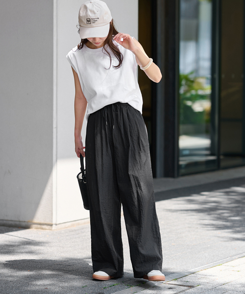 JOURNAL STANDARD relume（ジャーナルスタンダード　レリューム）の「ライトナイロンワイドパンツ（その他パンツ・レディース・ブラック/カーキ/ボルドー・36/38）」の4枚目の写真