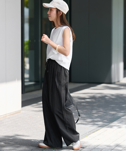 JOURNAL STANDARD relume（ジャーナルスタンダード　レリューム）の「ライトナイロンワイドパンツ（その他パンツ・レディース・ブラック/カーキ/ボルドー・36/38）」の5枚目の写真