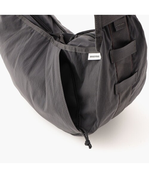 BRIEFING（ブリーフィング）の「【BRIEFING／ブリーフィング】HOBO BAG WIDE（ショルダーバッグ・メンズ・ベージュ/ネイビー/チャコール・FREE）」の9枚目の写真