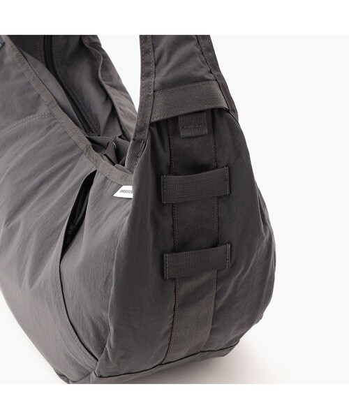 BRIEFING（ブリーフィング）の「【BRIEFING／ブリーフィング】HOBO BAG WIDE（ショルダーバッグ・メンズ・ベージュ/ネイビー/チャコール・FREE）」の11枚目の写真