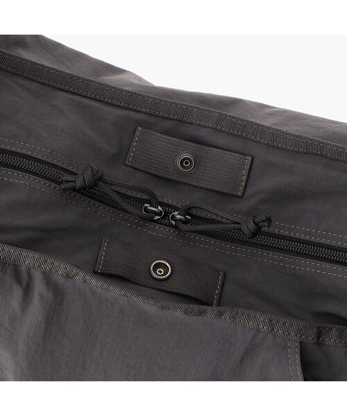 BRIEFING（ブリーフィング）の「【BRIEFING／ブリーフィング】HOBO BAG WIDE（ショルダーバッグ・メンズ・ベージュ/ネイビー/チャコール・FREE）」の14枚目の写真