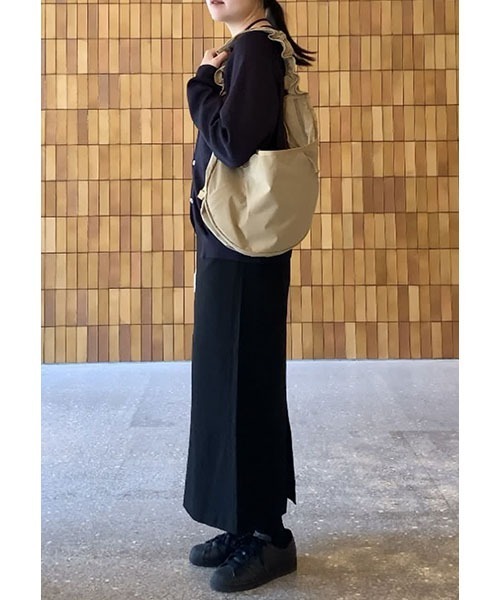 BRIEFING（ブリーフィング）の「【BRIEFING／ブリーフィング】HOBO BAG WIDE（ショルダーバッグ・メンズ・ベージュ/ネイビー/チャコール・FREE）」の4枚目の写真