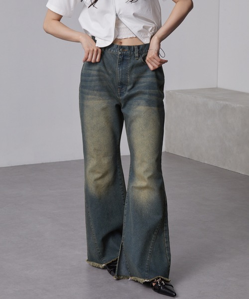 nui nullu（ヌイヌル）の「【nui nullu】ヴィンテージライク 裾フリンジ&スリット フレアデニムパンツ（デニムパンツ・レディース・ブルー系/ブラック系/ブルー系1・S/M/L）」の2枚目の写真