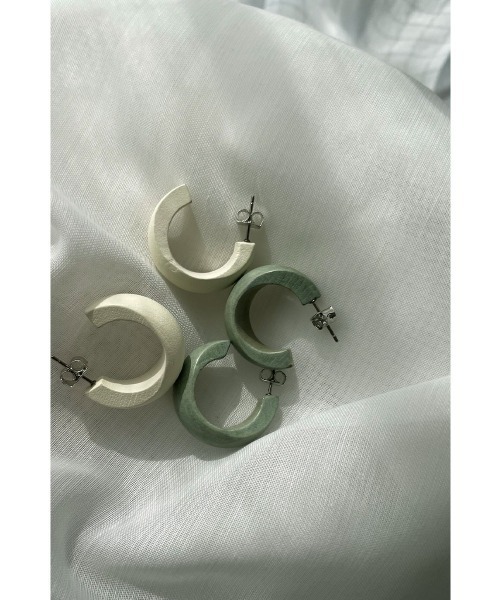 marjour(マージュール)の「WOOD HOOP PIERCE(ピアス(両耳用)・レディース・アイボリー/ブルー・FREE)」の2枚目の写真