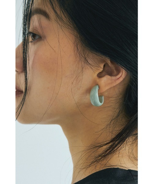 marjour(マージュール)の「WOOD HOOP PIERCE(ピアス(両耳用)・レディース・アイボリー/ブルー・FREE)」の3枚目の写真