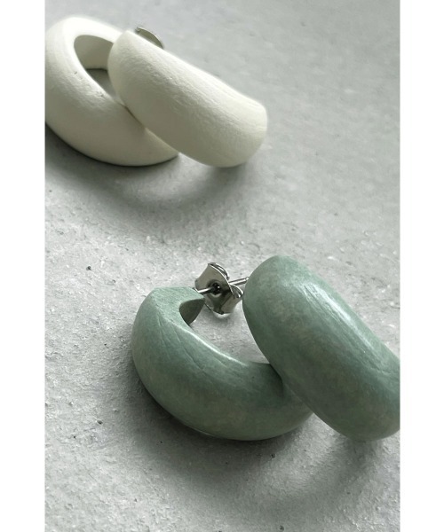marjour(マージュール)の「WOOD HOOP PIERCE(ピアス(両耳用)・レディース・アイボリー/ブルー・FREE)」の4枚目の写真