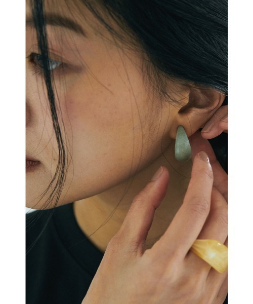 marjour(マージュール)の「WOOD HOOP PIERCE(ピアス(両耳用)・レディース・アイボリー/ブルー・FREE)」の5枚目の写真